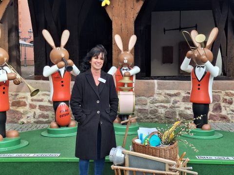 Gästeführerin Anke Scholl mit den Osterhasen.