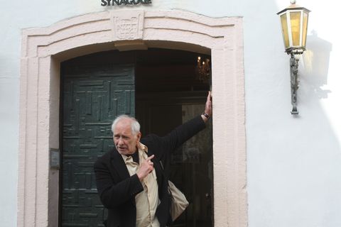 Erich Becker vor der Synagoge