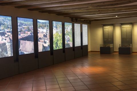 Auf den Bildschirmen wird Michelstadt im Wandel der Zeit gezeigt.