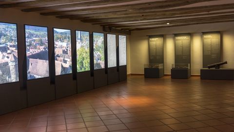 Auf den Bildschirmen wird Michelstadt im Wandel der Zeit gezeigt.
