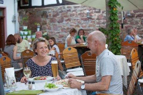 Der gemütliche Biergarten lädt zum gemütlichen Beisammensein ein.
