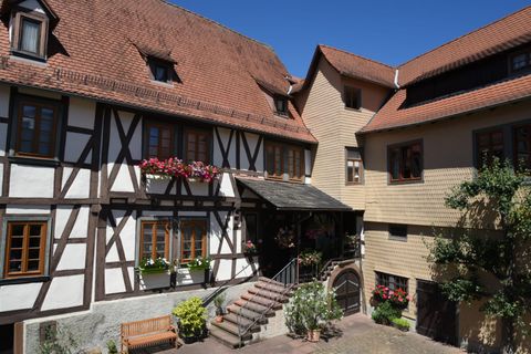 Die Wohnung befindet sich auf dem Baune Hof.