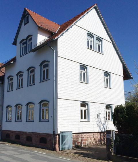 Die Ferienwohnung in der Schulstraße liegt gegenüber der Grundschule.
