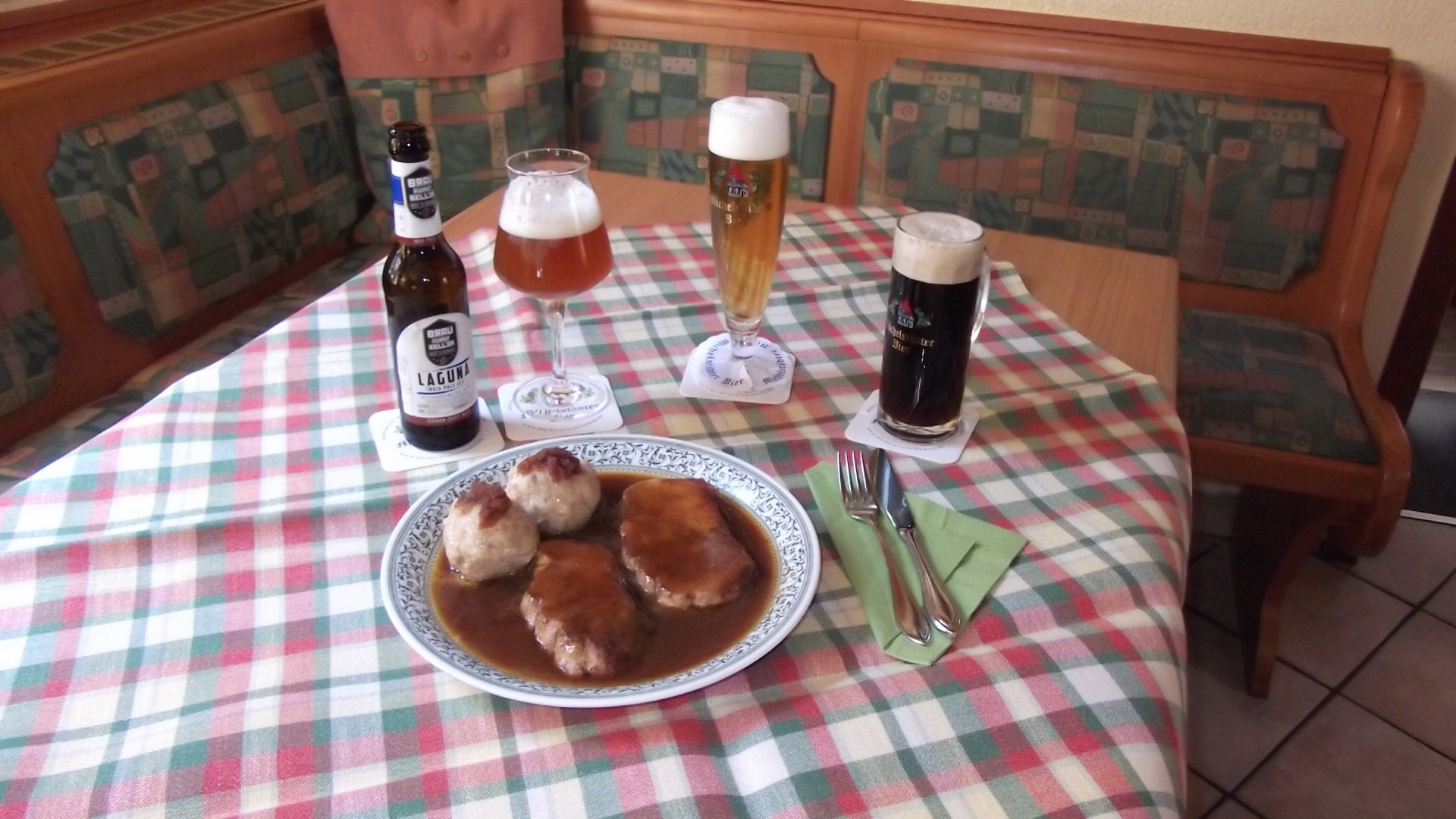 Deftiges Essen und regionales Bier