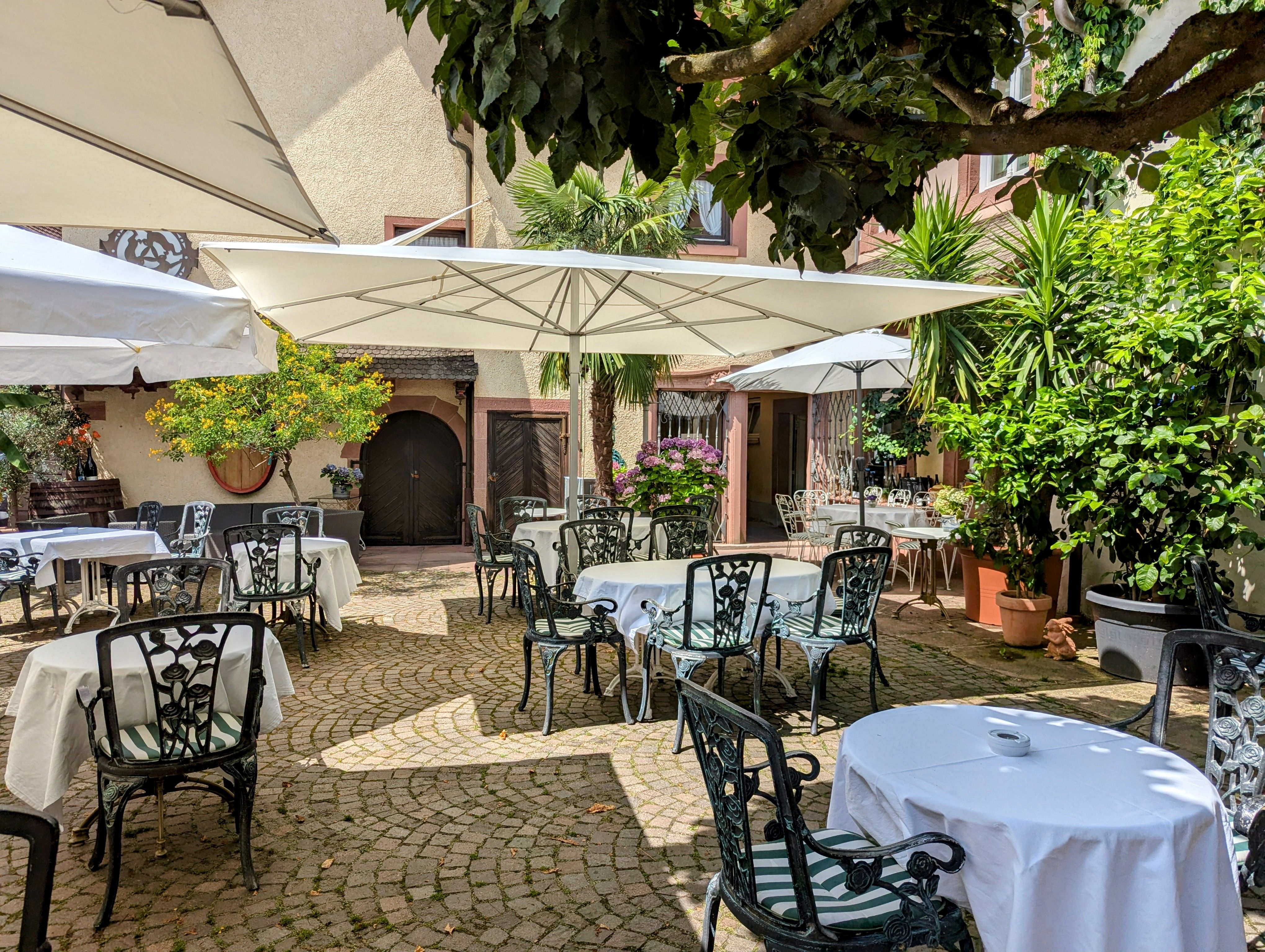 Biergarten mit bis zu 50 Sitzplätzen.