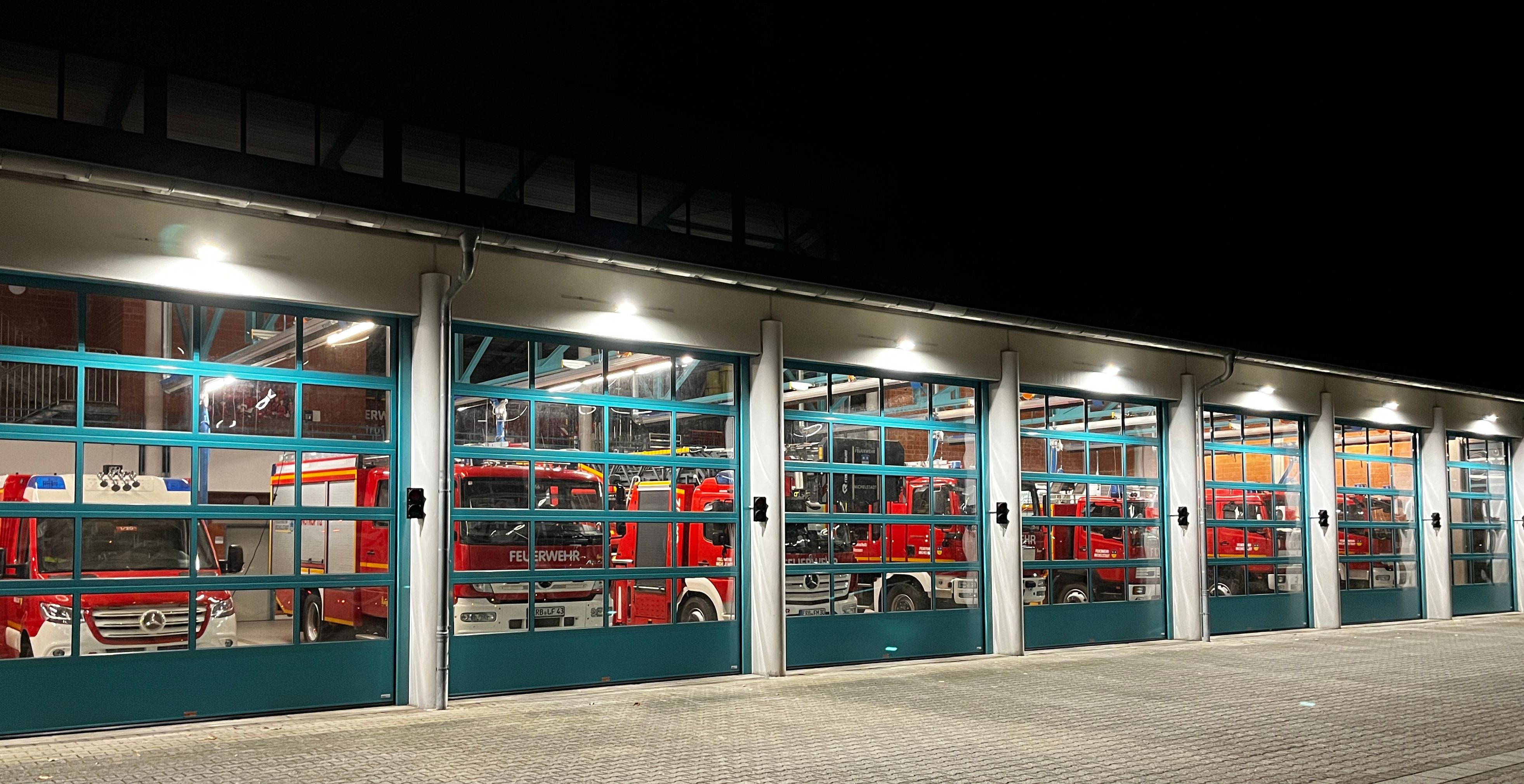 Außenansicht der Feuerwehr Michelstadt am Abend