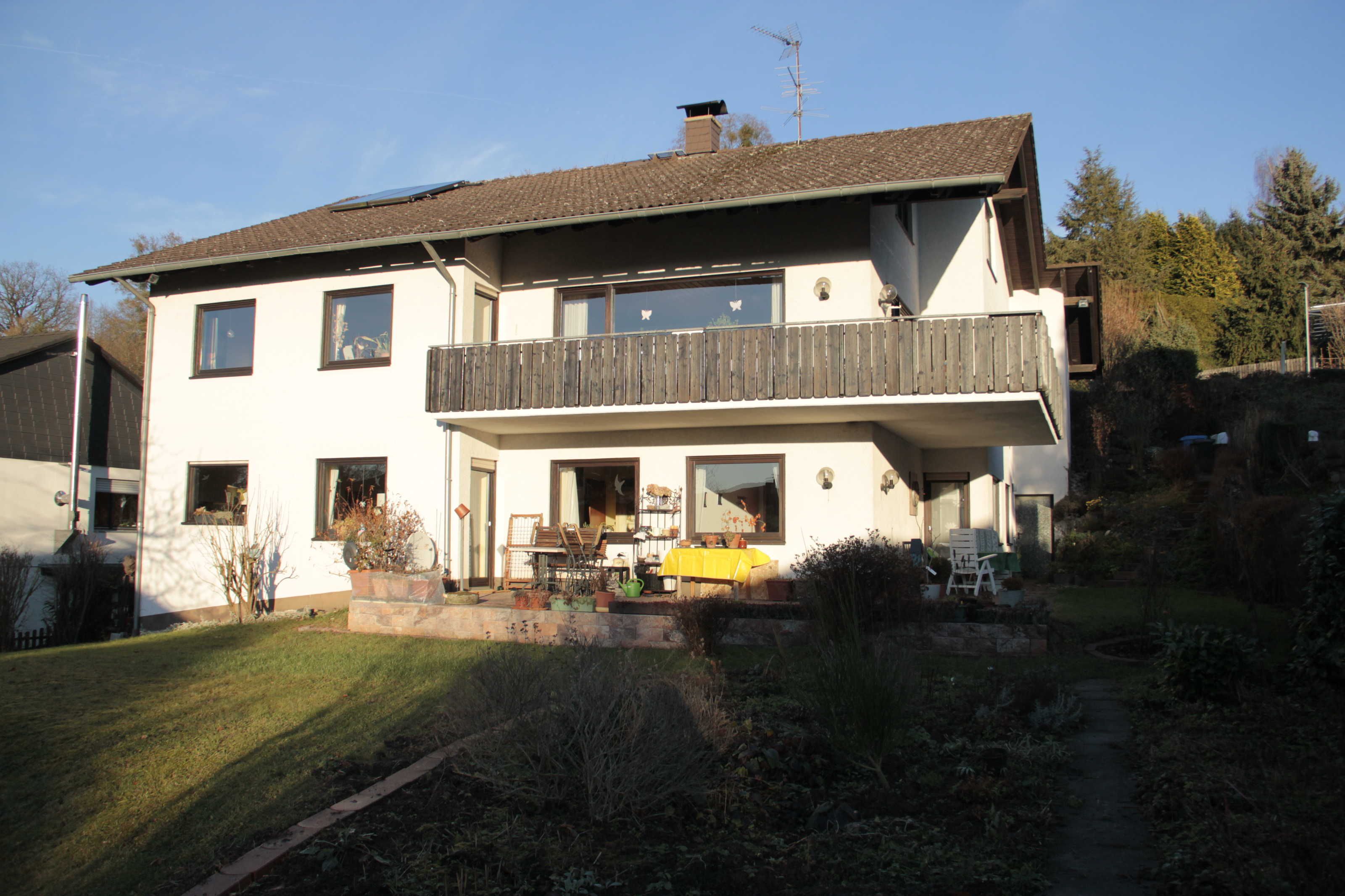 Die Wohnung liegt in einem Haus direkt am Waldrand.