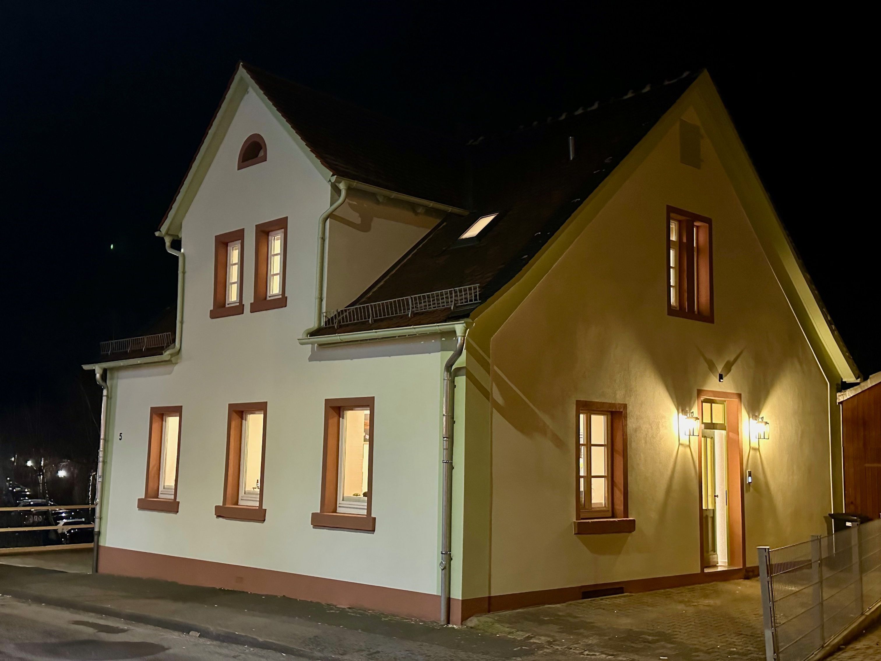 Die untere Wohnung ist barrierefrei zugänglich.