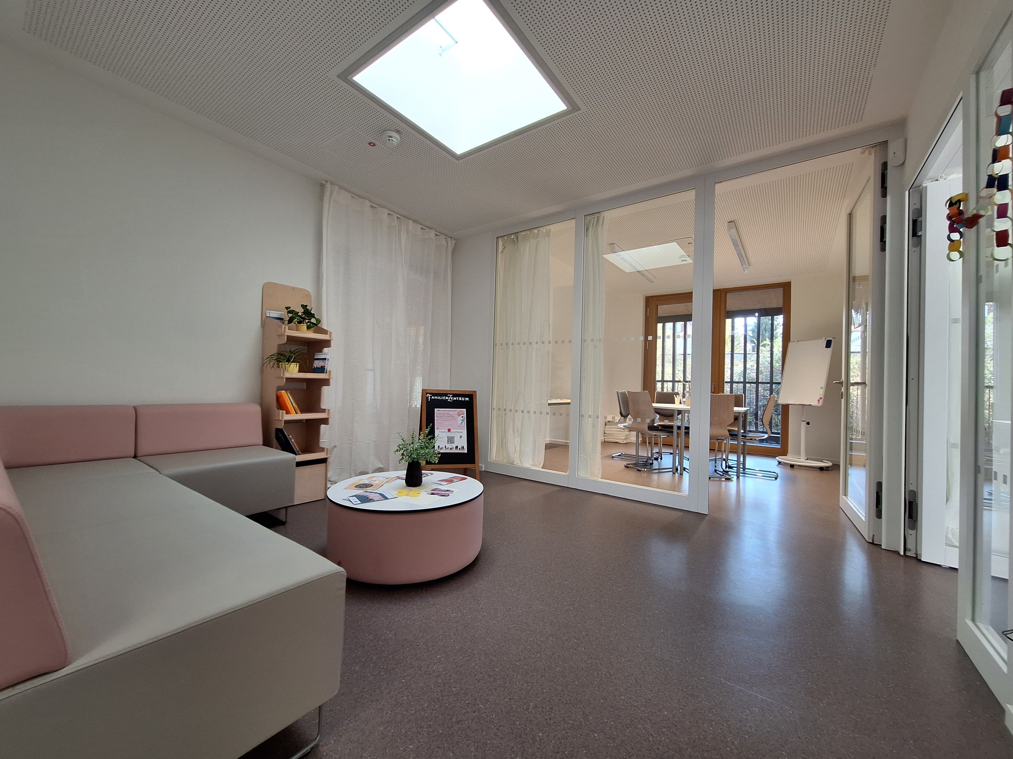 Foyer mit Zugang zum Beratungsraum und dem Willkommensraum der Kita am Stadthaus