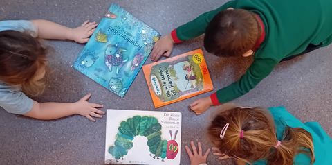 Kinder mit Kinderbüchern