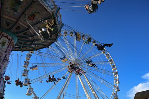 Fahrgeschäfte auf dem Bienenmarkt